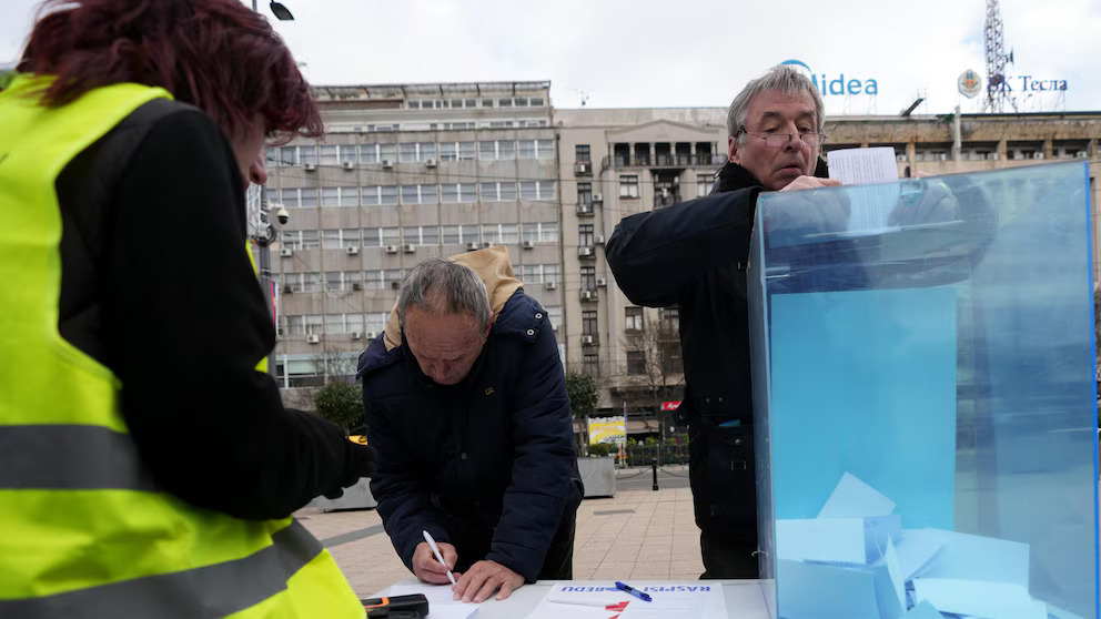 Studentët peticion Vuçiçit, mbledhin firma për zgjedhje të parakohshme